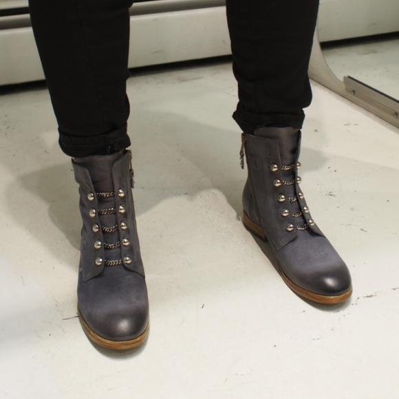 MJUS Art Silver Button Leather Ankle Boots - Picture 14 of 14